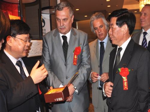 羅馬尼亞湖南黑茶推介會(huì)上，周重旺董事長(zhǎng)在向客商介紹臻藏茯茶_副本